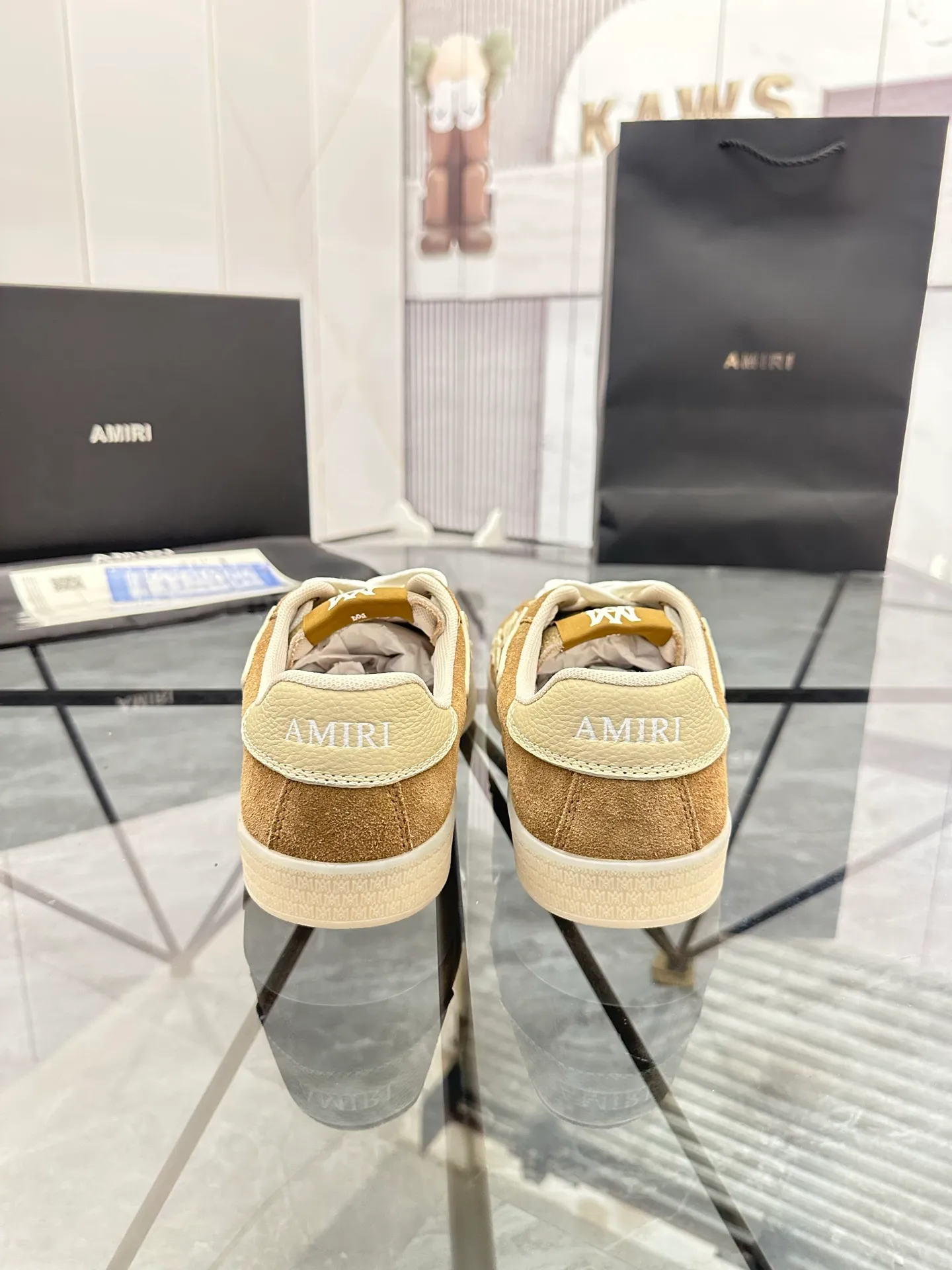 Men's shoes: 💰P600¥ Top quality in Guangzhou Product trademark: AMIRI* "Amir*" low-top casual shoes Regular size: 39-44 (can be customized to 45) Product material: Upper imported first-layer cowhide spliced ​​nubuck leather, breathable lining, original outsole. Number: 525
